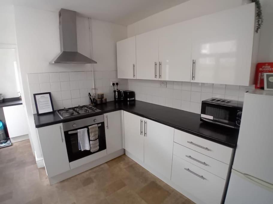 Large Family Home Central Location 3 Double Bedrooms And 1 Single Bedroom Cardiff Exterior foto